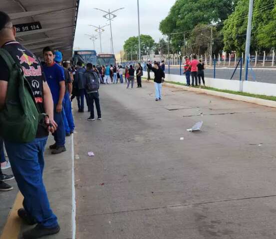  Passageiros fecham pista contra &ocirc;nibus lotados 