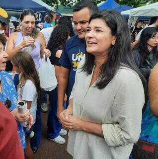 Rose durante campanha corpo a corpo em Campo Grande. (Foto: Paulo Francis)