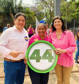 Vice Roberto Oshiro durante caminhada com apoiadores da candidata Rose Modesto na região central (Foto: Divulgação)