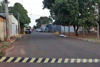 Corpo de Alexandre caído próximo à cadeira onde ele estava sentado quando foi atingido. (Foto: Arquivo/ Paulo Francis)