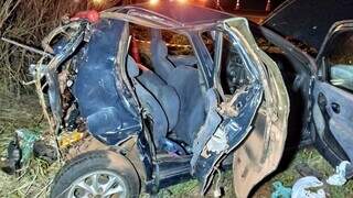 Destroços do Palio atingido por Hilux; motorista disse que sentiu &#34;impacto moderado&#34; (Foto: Leandro Holsbach)