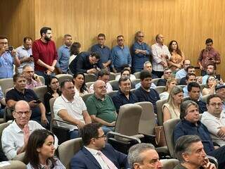 Prefeitos do interior do Estado acompanham reunião no auditório. (Foto: Marcos Maluf)