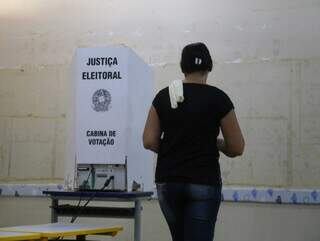 Eleitora se preparando para votar nas eleições no domingo, 6 de outubro. (Foto: Enryck Sena)