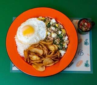 “Da Terrinha” servido com feijão tropeiro, ovo frito que você escolhe o ponto, batata chips, vinagrete da casa e arroz branco. (Foto: Arquivo Pessoal)