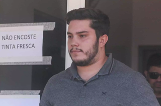 Advogado Milton Matheus Paiva Matos na porta da delegacia de Sidrolândia. (Foto: Arquivo/Marcos Maluf)