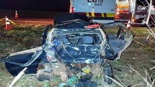 Carro destruído em acidente na cidade de Dourados. (Foto: Leandro Holsbach)