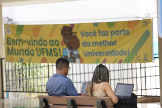 No início deste ano, corredor da UFMS tinha faixa que anunciava &#34;melhor universidade&#34; (Foto: Henrique Kawaminami/Arquivo)