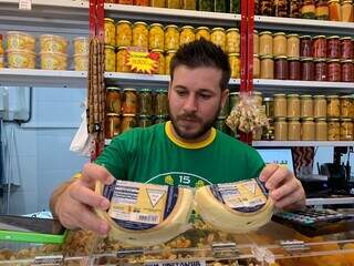 Lucas Henrique, proprietário do box do Paulo, no Mercadão Municipal (Foto: Natália Olliver)