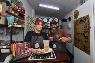 Francielli e Vanderson são os responsáveis pela cafeteria. (Foto: Paulo Francis)