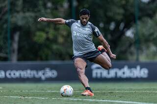 Hulk prepara o chute com o pé esquerdo em treino (Fotos: Pedro Souza/Atlético-MG)