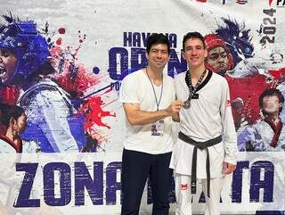 Técnico Fábio Costa e Luiz Felipe Aquino com medalha de prata (Foto: Divulgação/Taekwondo)