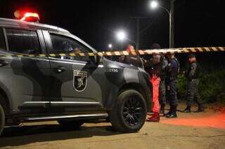 Movimentação de policiais no local onde ocorreu o confronto (Foto: Enryck Sena) 