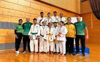 Seleção Brasileira de judô sub-21 posando para foto com as medalhas; atletas de MS na fileira superior ao centro (Foto: Divulgação/CBDV)