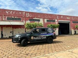 Viatura da Polícia Civil em frente a um dos comércios fiscalizados nesta manhã (Foto: Divulgação/ PCMS)