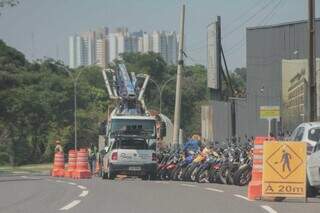 Cones sinalizam fila de caminhões ao lado de obra na Via Park. (Foto: Marcos Maluf)