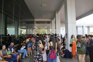 Candidatos se concentram em local de prova do Enem, na Capital (Foto: Paulo Francis/Arquivo)