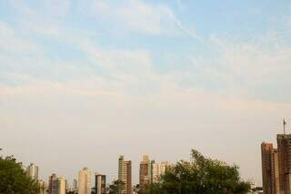 Céu parcialmente claro nesta manhã em Campo Grande (Foto: Henrique Kawaminami)