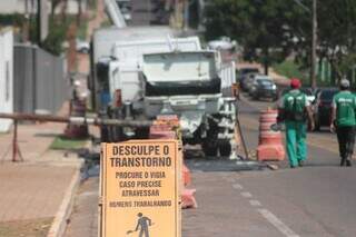 Calçada bloqueada por obra na Rua Ivan Fernandes Pereira, em Campo Grande. (Foto: Marcos Maluf)