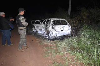 Automóvel carbonizado foi encontrado pela Polícia Nacional do Paraguai, na noite desta terça-feira (22). (Foto: Reprodução/ABC Color)