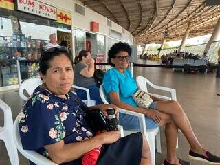 (À direita) Vânia e Maria esperando a vez de fazerem os exames. (Foto: Clara Farias)