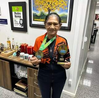 Maria Helena ganhou diversas medalhas e troféus, mas maior vitória foi vencer complicações da diabetes (Foto: Arquivo Pessoal)