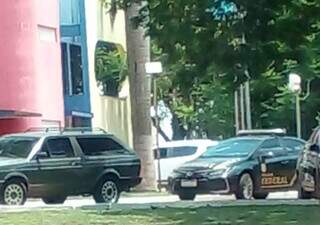 Viatura da Polícia Federal em frente à Prefeitura de Ivinhema hoje de manhã. (Foto: Direto das Ruas)