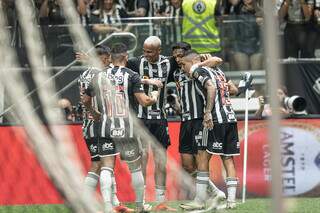 Jogadores comemoram a vitória com abraço coletivo no gramado da Arena MRV. (Foto: Pedro Souza/Atlético-MG)