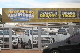 Banner de promoção em concessionária da Chevrolet, em Campo Grande (Foto: Paulo Francis)