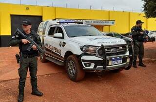 Policiais penais fazem escolta de veículo no Presídio de Trânsito da Capital. (Foto: Reprodução/Agepen)