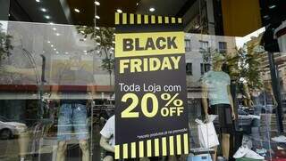 Cartaz mostra promoção de Black Friday em 2023 (Foto: Arquivo/Campo Grande News)