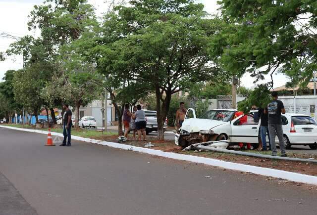 Ap&oacute;s passar mal, motorista derruba poste em canteiro no Tijuca