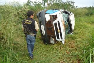 Viatura em área de mata após capotagem ocorrido em 2013 (Foto: Cido Costa/O Progresso)