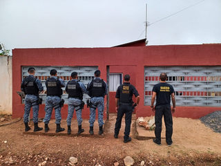 Equipes da Rotam e do Gaeco em um dos locais onde mandado de prisão foi cumprido. (Foto: Arquivo/MPMS)