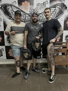 Da esquerda para direita, Luan, Jotta e Enzo, em evento que premiou tatuadores de todo o país (Foto: Arquivo Pessoal)