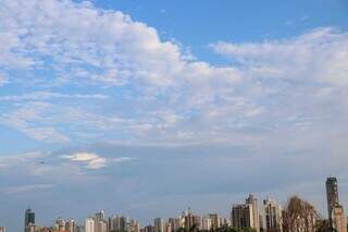 Céu de Campo Grande com algumas nuvens nesta manhã (Foto: Henrique Kawaminami)