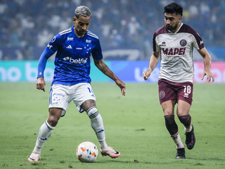 Jogadores disputam a posse da bola, no Estádio Mineirão. (Foto: Gustavo Aleixo/Cruzeiro)