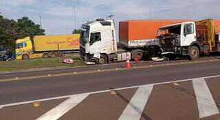 Carretas ficaram com a frente danificada (Foto: Lucyanne Scariot)