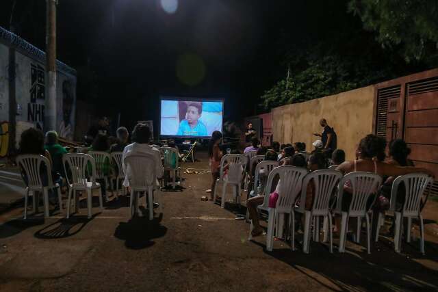 Terenos ter&aacute; cinema ao ar livre com exibi&ccedil;&atilde;o de 4 curtas em pra&ccedil;a