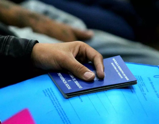 Trabalhador aguarda por atendimento com carteira de trabalho e currículo em mãos. (Foto: Arquivo/Campo Grande News)