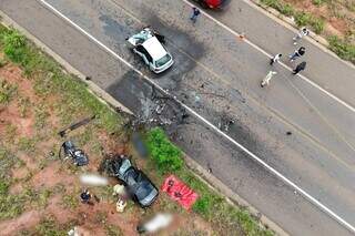 Imagem dos dois veículos destruídos em acidente. (Foto: O Bendito)