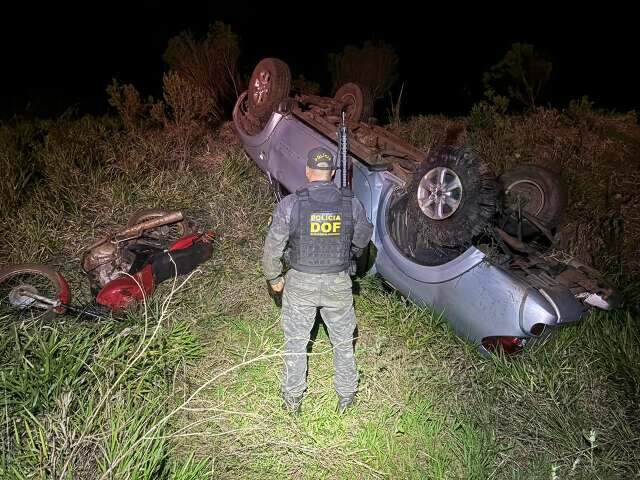 Trio com dois adultos e um adolescente tenta fugir e capota caminhonete furtada