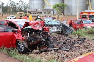 Os dois carros envolvidos no acidente foram parar na beira da pista (Foto: Osmar Veiga)