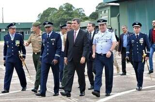 Governador Eduardo Riedel, na Base Aérea de Campo Grande, durante solenidade de passagem de comando no ano passado (Foto: Arquivo/Saul Scharmm)