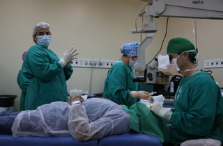 Equipe médica atende paciente em sala de cirurgia, em Fátima do Sul. (Foto: Álvaro Rezende)