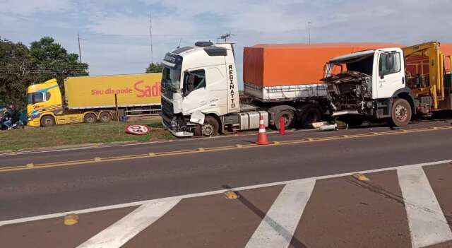 Carretas se envolvem em acidente e moradora pede radar na BR-163