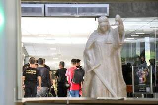 Policiais federais durante cumprimento de mandado no TJMS. (Foto: Henrique Kawaminami)