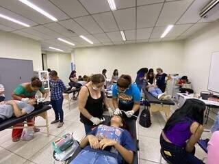 Alunos durante aulas de design de sobrancelha (Foto: Divulgação)