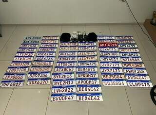 Placas, rádios e balaclavas apreendidas pela polícia paraguaia. (Foto: Direto das Ruas)