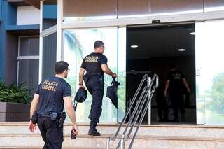 Policiais federais de volta à sede da PF com parte do material apreendido (Foto: Henrique Kawaminami)