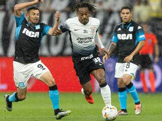 Jogadores disputam a posse da bola na Neo Química Arena. (Foto: Rodrigo Coca/Corinthians)